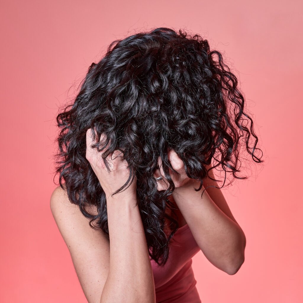 Frau befreit ihre Locken vom Gelcast mit SOTC