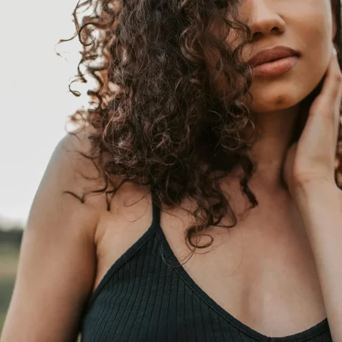 Frau mit Coils und schwarzem Top